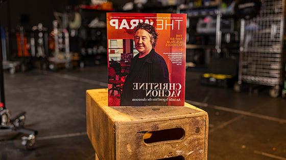 《og体育》2023年10月号的纸质版竖立在电影制片厂的一堆木箱上.